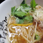 麺のようじ - 刻み玉ねぎと三つ葉が抑揚に大活躍する！