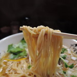 平打ち中麺ストレート麺、引き締まったボディで力強い食感