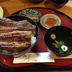 うなぎの美鶴 - 上丼には、肝吸い、骨せん、漬物がついています。