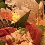 魚と旬菜と日本酒　炙りのどまん中 - 刺身の盛り合わせ　その2