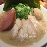SHIROMARU-BASE 梅田店 - このラーメンは、美味いです！追加のチャーシューが最高！