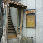 野菜畑 - こちらの階段で2階へ～