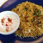 Indian Cuisine 玉響 - 辛いマトンビリヤニ（インド名物のスパイシーなパエリア風ライス）とライタ（スパイス入りの甘くないヨーグルトソース）