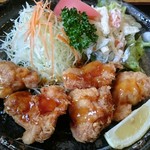 味処 大作 - 鶏もも肉を使用上にかかっているのはやさしい味付けの甘酢餡