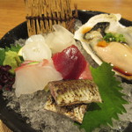 馳走和醸 すぎ - お造り
      マグロ赤身、中トロ、秋刀魚炙り、仙鳳趾(せんぽうし)牡蠣