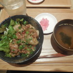 肉バル ミート グリルステーション - イベリコ豚丼￥880-