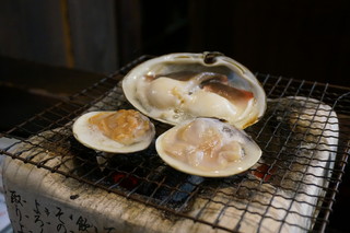 Banya Nagasawa - 貝には、専用の日本酒を注ぎます。