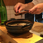 はらまさ - トリュフご飯、熱々のご飯の上でトリュフをスライス！