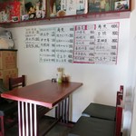 台湾小菜料理 台湾 - 店内の様子と壁メニュー。