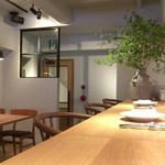 スガハラ - 内観（カウンターから入り口）