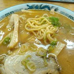 陣屋 - メンマ、太麺、チャーシューを
            スープの上面へ