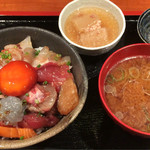 朝の少し小さめ海鮮丼(生しらす入り)