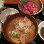 めしの助 - 豚汁定食（まぐろ中おち）