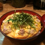 やきとり屋 - 親子丼（大）に卓上の刻み海苔をのせました