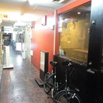 京都 下町のお好み焼き 昌・べた焼きの専門店 - 狭い通路