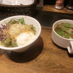 Nikuto Wainnosakaba Ferozu - セットのサラダとスープでございます
