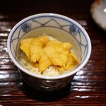 東麻布 天本 - 唐津の赤雲丹と毛ガニの飯蒸し
