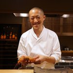 東麻布 天本 - 天本大将がボタンエビを持って