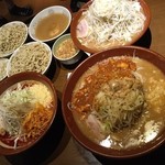 蒙麺 火の豚 - 6度目訪問
      麺マシ1125gヤサイマシマシ麻婆別盛