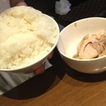 蒙麺 火の豚 - 6度目訪問
      麺マシ1125gヤサイマシマシ麻婆別盛