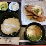 食事処新道 - ランチがあったので、まぐろかつ定食(755円)♪ ライス･みそ汁･お新香付☆彡
            まぐろかつはカラッと揚がった魚がホクホクで旨〜！ジューシィなかつに大根おろしが乗っててサッパリ♪