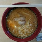 無添くら寿司 韮崎店 - 7種の魚介濃厚味噌らーめん
                                おろしニンニクが付いてくる　2016.8
                                