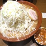 蒙麺 火の豚 - 6度目訪問
      麺マシ1125gヤサイマシマシ麻婆別盛