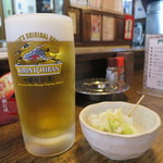 やきとり　よしや - ビール550円＆お通しのキャベツの浅漬け(2016年9月)