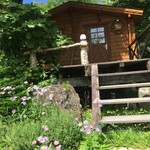 アートベーカリー - 小人たちが出てきそうな店舗です♪