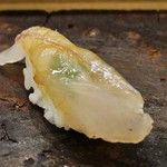 鮨 泰蔵 - ヒラメ　木の芽を間に