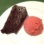 クッチーナ イタリアーナ＆ピッツェリア ズッカ - 平日限定！本格イタリアン大皿プラン（３，２００円）の『いちじくとクルミのガトーショコラ・ブラッドオレンジシャーベット』２０１６年９月 