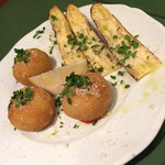 クッチーナ イタリアーナ＆ピッツェリア ズッカ - 平日限定！本格イタリアン大皿プラン（３，２００円）の『フリッタータとイタリア産黒トリュフとモツツアレラのリゾットのアランチーニ』写真は３人前２０１６年９月