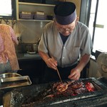 鳥峰うなぎ店 - 鶏を焼くご主人（許諾済）