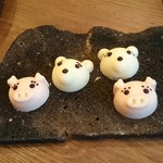 モンプチコションローズ - 子豚と小熊の顔を模したホワイトチョコ