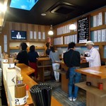 下町バル 門仲酒BAR - カウンターとテーブル。