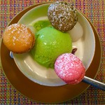 ヒグチ亭 - 一番下にプリン、その上に抹茶アイスときて、トッピングになんとミニマカロンが！！！！デザートがなかなか豪華で驚きです