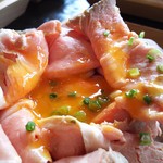 食匠 なる花 - ローストポーク丼(大)ニンニクダレ卵崩してみました