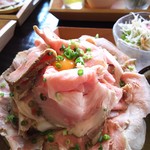 食匠 なる花 - ローストポーク丼(大)ニンニクダレ