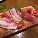 フォセッタ - 自家製ベーコンとパルマ産生ハムの盛り合わせ（ハーフ）