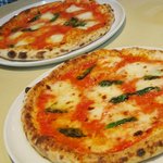 Pittsuriathiamo - ８月来訪時のピッツァランチ：pizzaマルゲリータ（手前）と水牛モッツァレラのマルゲリータ（奥）