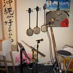 Okinawa Fuu Izakaya Ashibina- - 三線ライブスペース、三線が飾ってあります