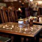 珈琲貴族エジンバラ - 金を基調と感じる優美な空間。