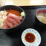 くいしんぼう函館 - 三色丼