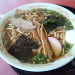 特一番 - ラーメン550円　おみ漬け付き