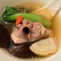 中国菜 老四川 飄香 銀座三越店 - 朝鮮人参と椎茸と冠地鶏のスープ