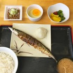 激安食堂 小林屋 - サンマ塩焼き定食
冷凍ものでしょう。
わた辺りに水分出ている
上三つは黙って座っていたらナイ