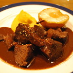 フランス家庭料理とワインのお店Takebou - 蝦夷鹿のシヴェ（血入り煮込み）洋ナシ添え