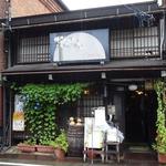 店は「あがりや」というアンティーク雑貨屋から入った奥にある