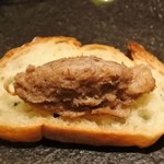 神戸牛炉窯焼ステーキ 雪月風花 北野坂 - バゲットに神戸牛のリエット