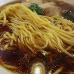 らーめんヒグマ - 適度な歯応えにコシを持つ、緩い捩れのある麺